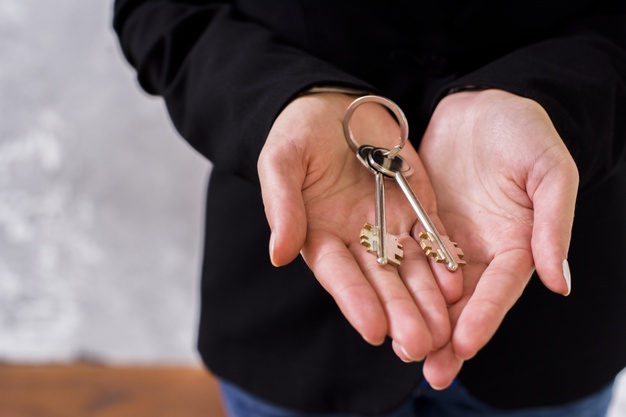 set-keys-hands-closeup