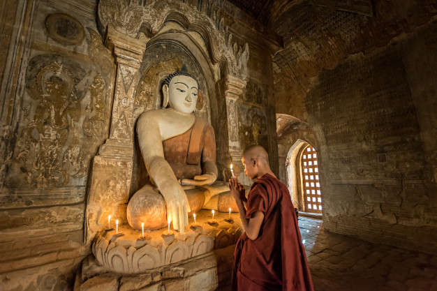 buddhist-monk-praying-buddha_34543-551